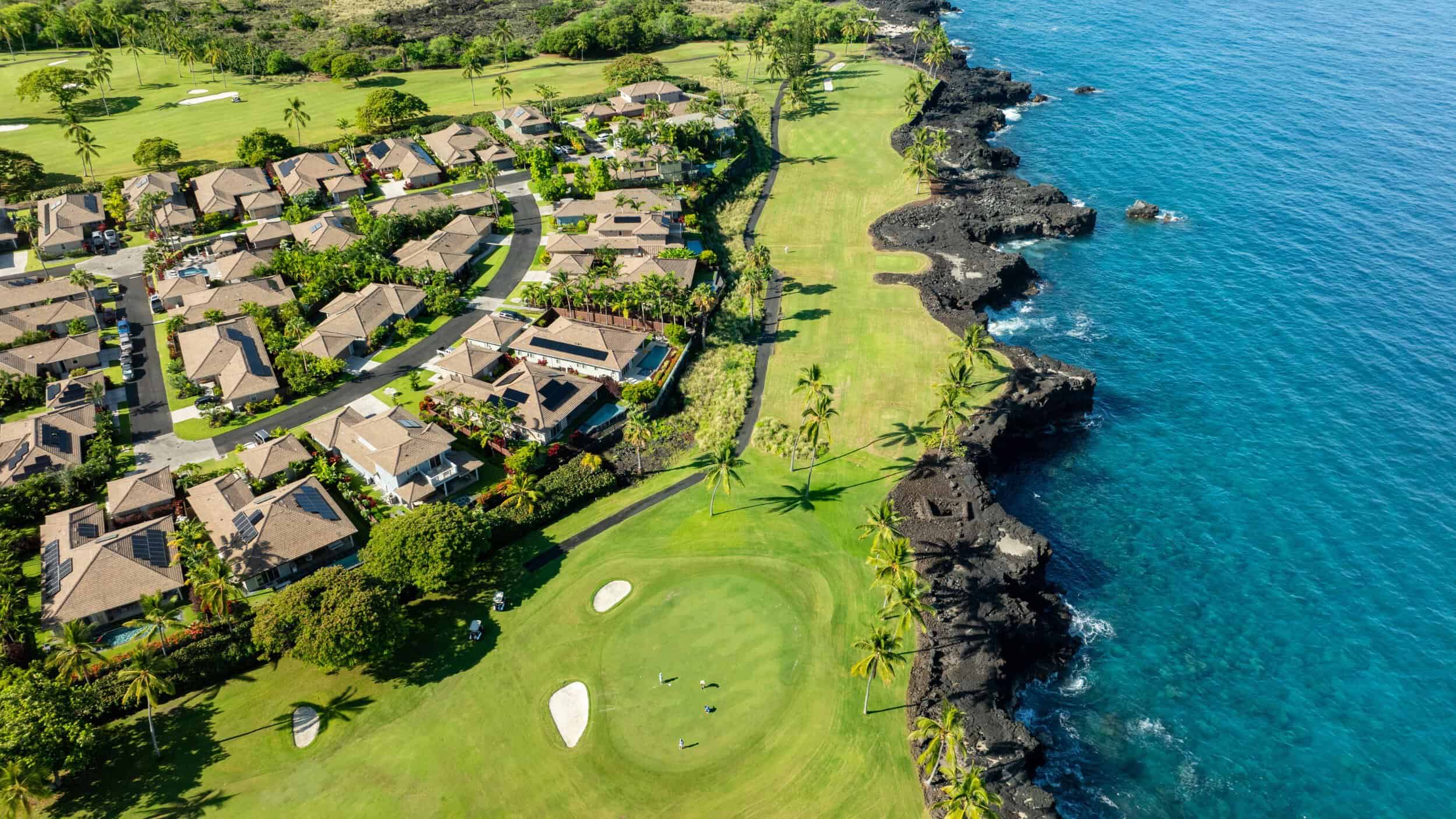 Oceanfront luxury homes in Kona, Big Island Hawaii with resort-style amenities and stunning oceanic景.